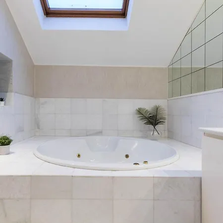 Joivy Exclusive In Close To